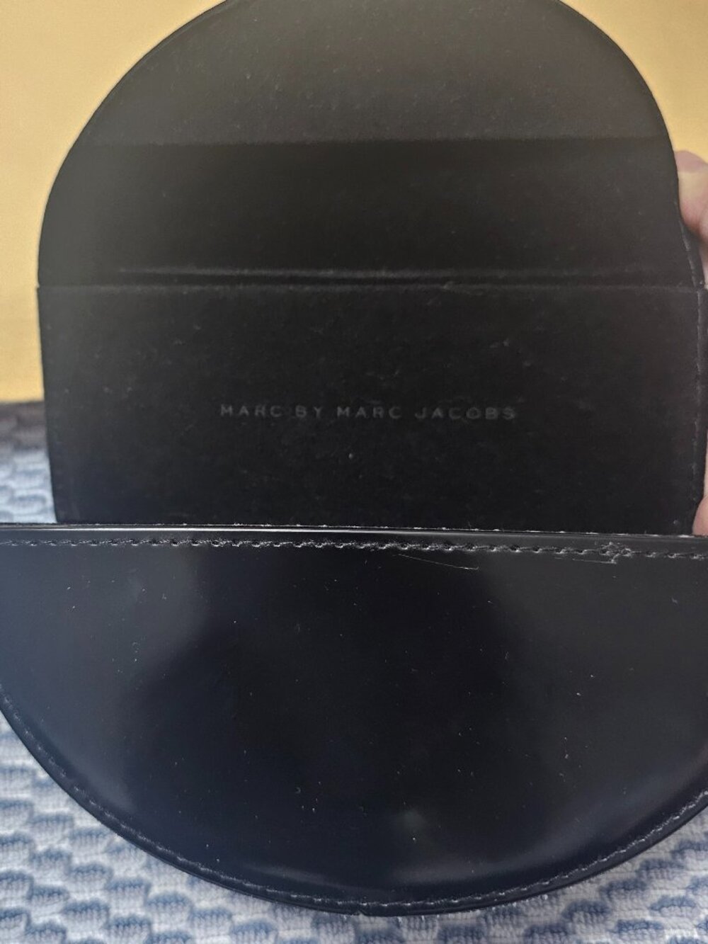 NEW Authentic Marc Jacobs Black Clamshell Sunglasses Case & Cleaning Cloth - Picture 5 of 5